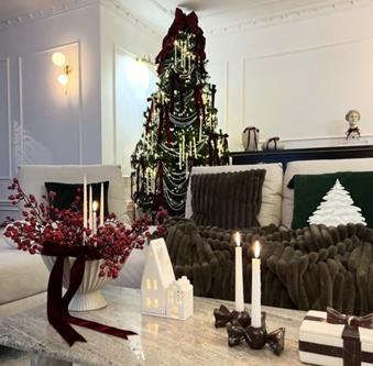 L'Art de Noël, detaliu catifea burgundi, perle și lumânări decorative