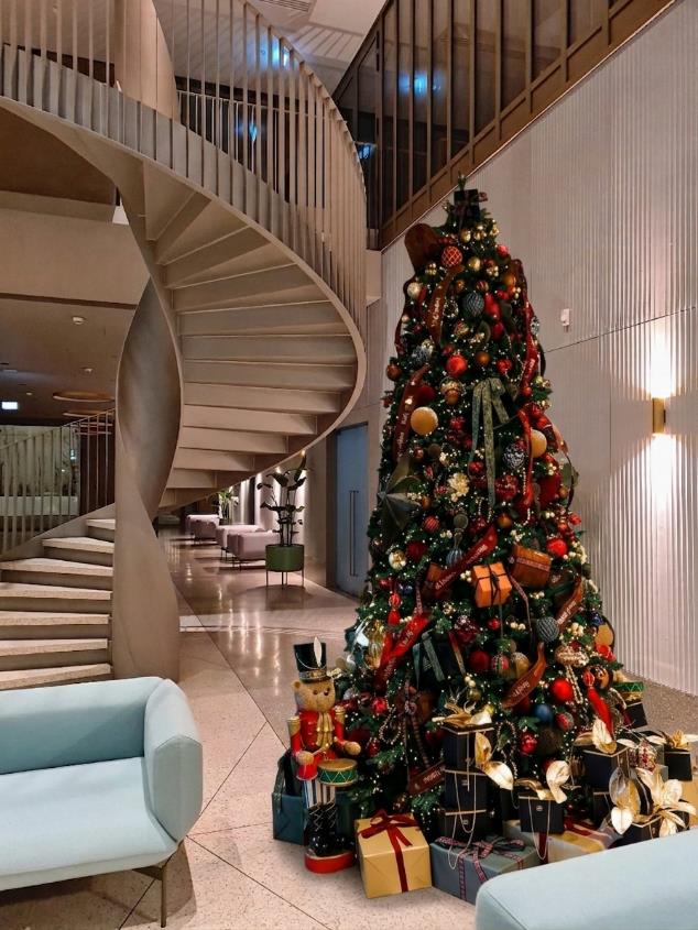 Le Conte de Noël, scară și recepție, Clădirea Tandem