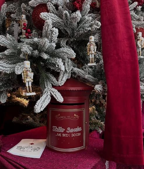 Un Noël Enchanté, panglici din catifea roșu burgundi