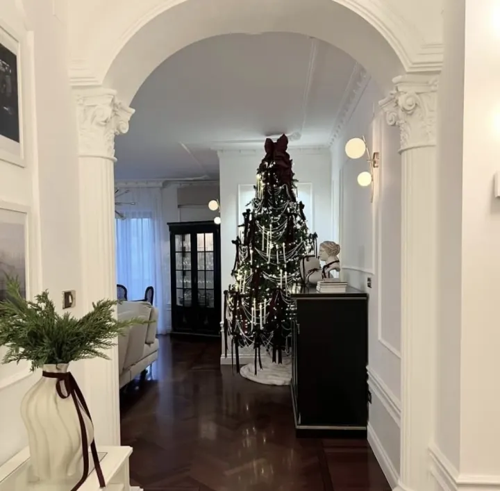 L'Art de Noël — brad văzut prin arcadă