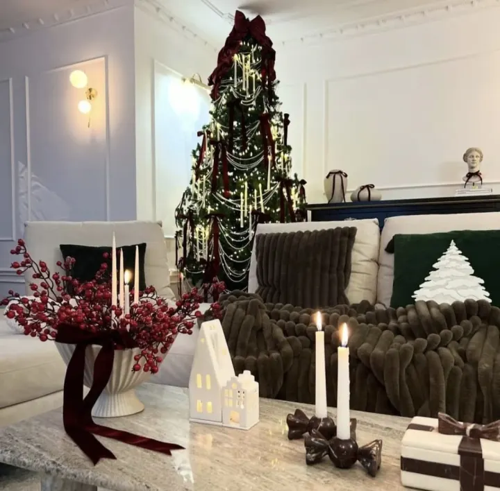 L'Art de Noël — living cu brad, canapea și lumânări