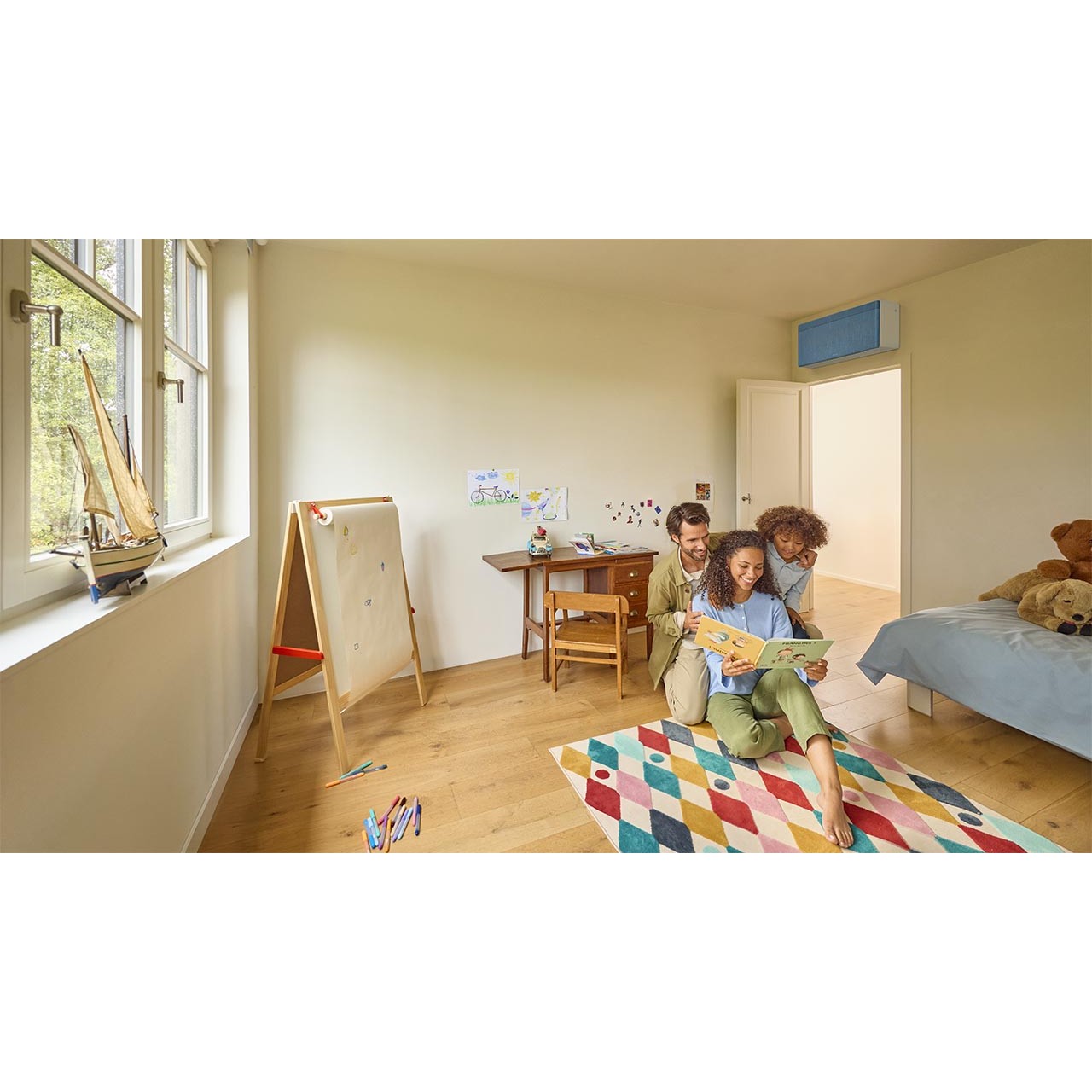 Familie într-o cameră climatizată cu Daikin Stylish