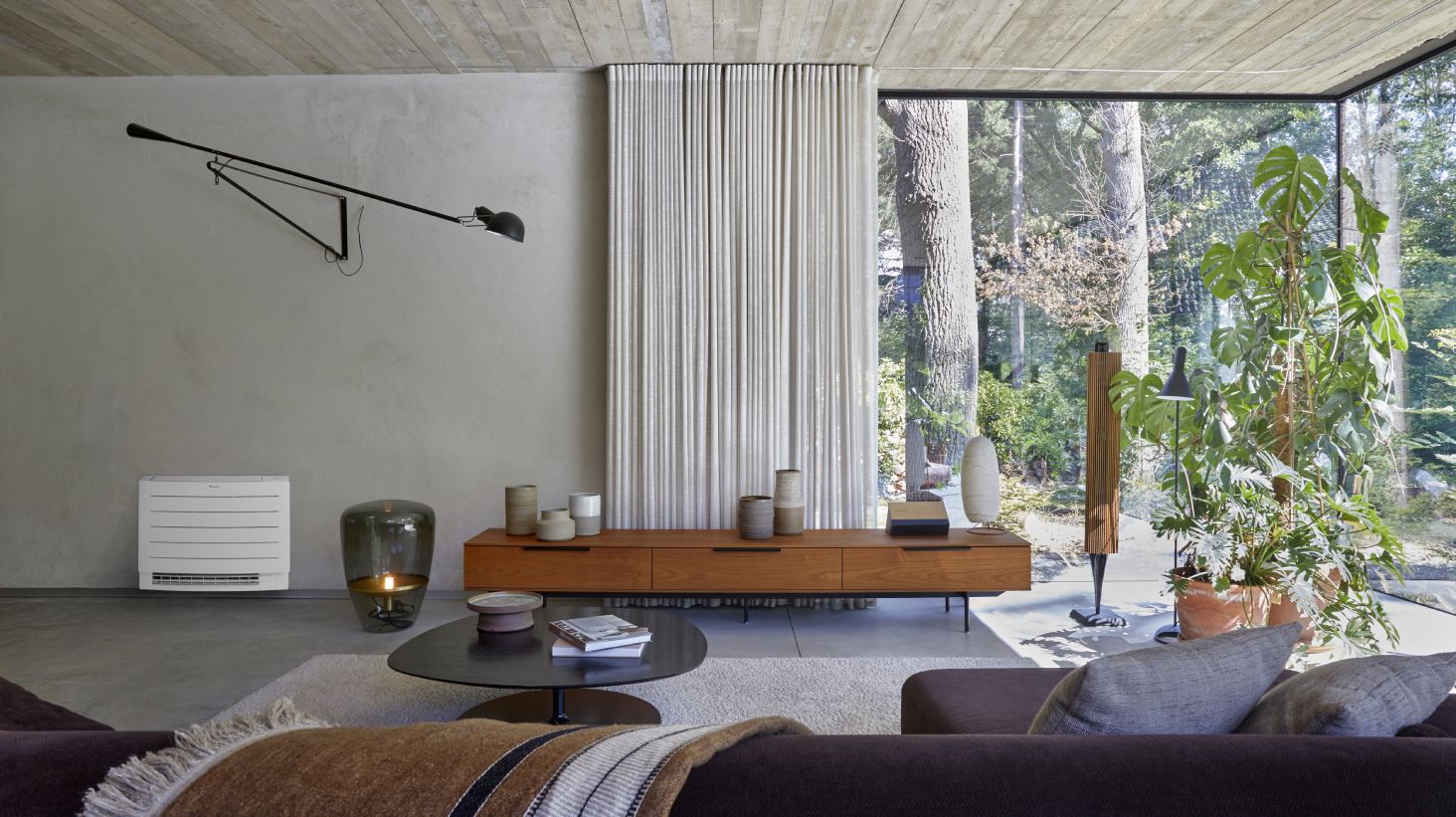 Daikin Perfera FVXM25B consola pardoseala ambient interior living modern elegant